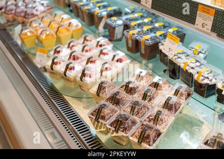 Kuala Lumpur, Malaisie - 3 avril,2023 : vue rapprochée de Tiramisu et d'autres desserts sont vendus dans le supermarché Eon. Banque D'Images