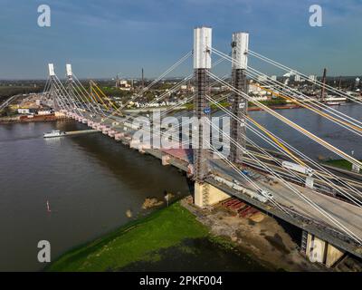 Duisburg, Rhénanie-du-Nord-Westphalie, Allemagne - chantier de construction du pont du Rhin de Neuenkamp, A40 construction de nouveau pont autoroutier, le nouveau pont devant an Banque D'Images