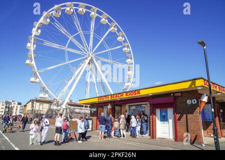 Troon, Royaume-Uni. 07th avril 2023. Le vendredi de Pâques, le premier jour du week-end de Pâques, le temps chaud et ensoleillé a attiré quelques personnes à la plage. Crédit : Findlay/Alay Live News Banque D'Images