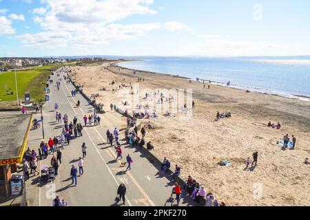 Troon, Royaume-Uni. 07th avril 2023. Le vendredi de Pâques, le premier jour du week-end de Pâques, le temps chaud et ensoleillé a attiré quelques personnes à la plage. Crédit : Findlay/Alay Live News Banque D'Images