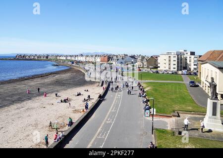 Troon, Royaume-Uni. 07th avril 2023. Le vendredi de Pâques, le premier jour du week-end de Pâques, le temps chaud et ensoleillé a attiré quelques personnes à la plage. Crédit : Findlay/Alay Live News Banque D'Images