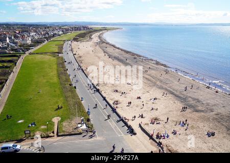 Troon, Royaume-Uni. 07th avril 2023. Le vendredi de Pâques, le premier jour du week-end de Pâques, le temps chaud et ensoleillé a attiré quelques personnes à la plage. Crédit : Findlay/Alay Live News Banque D'Images