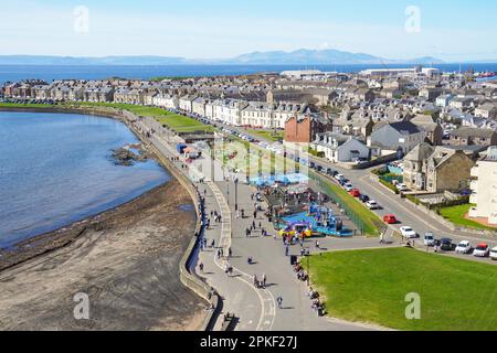 Troon, Royaume-Uni. 07th avril 2023. Le vendredi de Pâques, le premier jour du week-end de Pâques, le temps chaud et ensoleillé a attiré quelques personnes à la plage. Crédit : Findlay/Alay Live News Banque D'Images