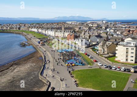 Troon, Royaume-Uni. 07th avril 2023. Le vendredi de Pâques, le premier jour du week-end de Pâques, le temps chaud et ensoleillé a attiré quelques personnes à la plage. Crédit : Findlay/Alay Live News Banque D'Images