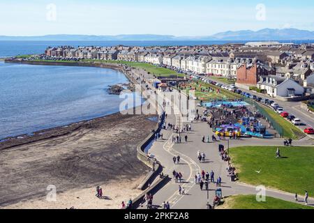 Troon, Royaume-Uni. 07th avril 2023. Le vendredi de Pâques, le premier jour du week-end de Pâques, le temps chaud et ensoleillé a attiré quelques personnes à la plage. Crédit : Findlay/Alay Live News Banque D'Images