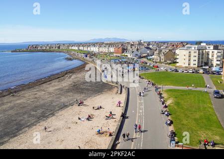 Troon, Royaume-Uni. 07th avril 2023. Le vendredi de Pâques, le premier jour du week-end de Pâques, le temps chaud et ensoleillé a attiré quelques personnes à la plage. Crédit : Findlay/Alay Live News Banque D'Images