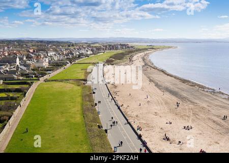 Troon, Royaume-Uni. 07th avril 2023. Le vendredi de Pâques, le premier jour du week-end de Pâques, le temps chaud et ensoleillé a attiré quelques personnes à la plage. Crédit : Findlay/Alay Live News Banque D'Images