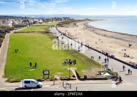 Troon, Royaume-Uni. 07th avril 2023. Le vendredi de Pâques, le premier jour du week-end de Pâques, le temps chaud et ensoleillé a attiré quelques personnes à la plage. Crédit : Findlay/Alay Live News Banque D'Images