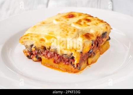 Plat grec à base de pommes de terre moussaka et de viande hachée Banque D'Images