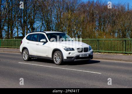 2013 White BMW X1 Sdrive16d se Sdrive 16D Start/Stop car SUV Diesel 1995 cc traversant le pont autoroutier dans le Grand Manchester, Royaume-Uni Banque D'Images