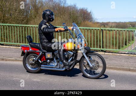 1999 90s, années quatre-vingt-dix Harley-Davidson Fxbrs Breakout 114 1868 2, Fxdwg V Twin Silver Cruiser 1450cc; traversant le pont autoroutier dans le Grand Manchester, Royaume-Uni Banque D'Images