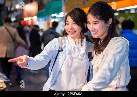 Deux femmes visitant le marché de Kuromon Banque D'Images