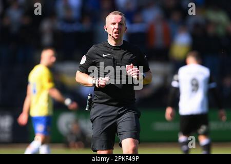 Arbitre, Steven Copeland lors du match de la Vanarama National League entre le comté de Notts et Wealdstone à Meadow Lane, Nottingham, le vendredi 7th avril 2023. (Photo : Jon Hobley | MI News) Credit: MI News & Sport /Alay Live News Banque D'Images