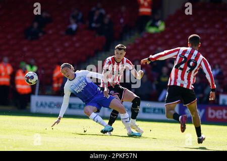 Sheffield, Royaume-Uni. 7th avril 2023. Anel Ahmedhodzic de Sheffield Utd (c) défie Thelo Aasgaard de Wigan Athletic lors du match de championnat Sky Bet à Bramall Lane, Sheffield. Le crédit photo devrait se lire: Andrew Yates/Sportimage crédit: Sportimage/Alay Live News Banque D'Images