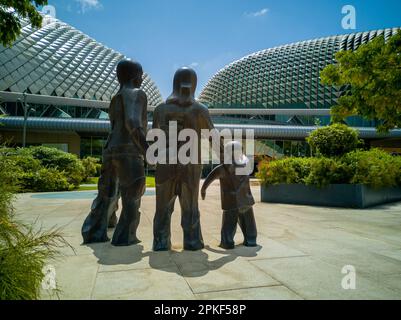 Happy Family of Five aller pour un événement de divertissement à l'Esplanade, Theaters on the Bay à Singapour. Banque D'Images