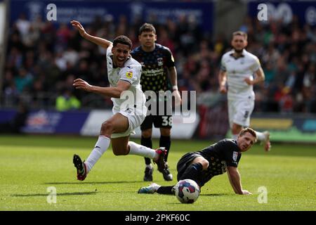 Swansea, Royaume-Uni. 07th avril 2023. Ben Cabango de Swansea (l) est fouillé par Jamie Allen de Coventry (r). Match de championnat EFL Skybet, Swansea City v Coventry City au stade Swansea.com à Swansea, pays de Galles, le vendredi 7th avril 2023. Cette image ne peut être utilisée qu'à des fins éditoriales. Utilisation éditoriale uniquement, licence requise pour une utilisation commerciale. Aucune utilisation dans les Paris, les jeux ou les publications d'un seul club/ligue/joueur. photo par Andrew Orchard/Andrew Orchard sports photographie/Alamy Live News crédit: Andrew Orchard sports photographie/Alamy Live News Banque D'Images