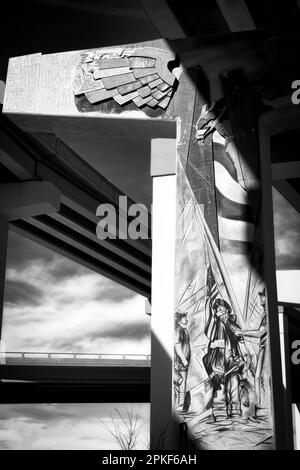 Observez la lumière qui brille sur une fresque de 9/11 sous le bol à spaghetti de Lincoln Park, près du centre-ville d'El Paso, Texas. Banque D'Images