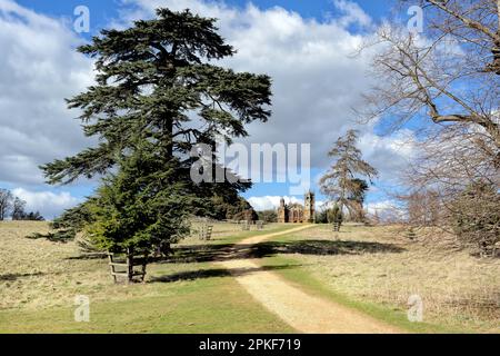 Vue sur le monument gothique des jardins Stowe, Buckinghamshire Banque D'Images