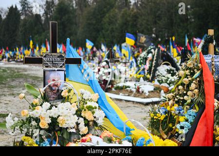 7 avril 2023, Lviv, région de Lviv, Ukraine : tombe du Sergent Zinoviy Ivanovych Mervuk, mort sur 1 octobre 2022. Au cimetière de Lychakiv, dans la partie sud-est de Lviv, ouest de l'Ukraine, sur 7 avril 2023. Le cimetière de Lychakiv est l'endroit où sont enterrés les corps de centaines de soldats ukrainiens morts au combat. Les parents du défunt viennent visiter leurs tombes quelques semaines avant les Pâques orthodoxes, célébrées sur 24 avril en Ukraine. (Credit image: © Adrien Fillon/ZUMA Press Wire) USAGE ÉDITORIAL SEULEMENT! Non destiné À un usage commercial ! Banque D'Images