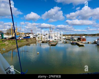 Melton, Woodbridge, Suffolk, Royaume-Uni - 7 avril 2023 : vue de sous la voûte de HMS Vale, un ancien navire de la marine suédoise transformé en café. Banque D'Images