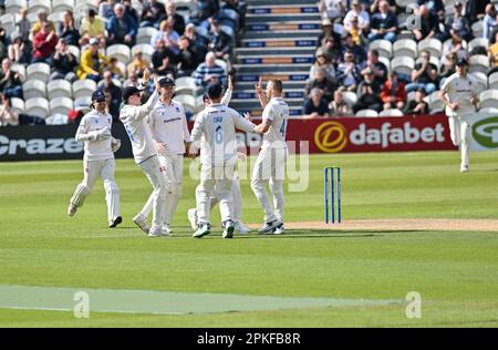 Hove, Royaume-Uni. 07th avril 2023. Hove, East Sussex, Royaume-Uni sur 07 avril 2023. Sussex Célébrez comme Matthew POTTS (Durham) est sous l'égide d'Ali ORR et pris par Jack CARSON (Sussex) pendant le 2 jour du match des championnats du comté d'assurance LV entre le CCC Sussex et le CC Durham au 1st Central County Ground, Hove, East Sussex, UK sur 07 avril 2023. Credit: Francis Knight/Alay Live News Banque D'Images