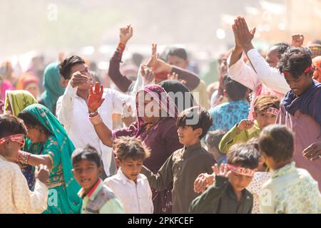 Hingol Pakistan Mars 2022, les pèlerins hindous de yatris visitent nani mandir situé à Hinglaj pour des pujas et des rituels dans le cadre du pèlerinage de Hinglaj, danci Banque D'Images