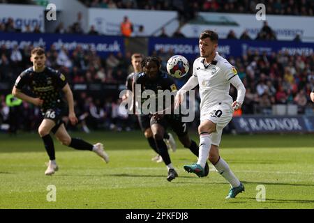 Swansea, Royaume-Uni. 07th avril 2023. Liam Cullen de la ville de Swansea en action. Match de championnat EFL Skybet, Swansea City v Coventry City au stade Swansea.com à Swansea, pays de Galles, le vendredi 7th avril 2023. Cette image ne peut être utilisée qu'à des fins éditoriales. Utilisation éditoriale uniquement, licence requise pour une utilisation commerciale. Aucune utilisation dans les Paris, les jeux ou les publications d'un seul club/ligue/joueur. photo par Andrew Orchard/Andrew Orchard sports photographie/Alamy Live News crédit: Andrew Orchard sports photographie/Alamy Live News Banque D'Images