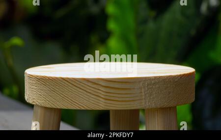 Forme cylindrique ronde en forme de scie à bois pour la présentation des produits Banque D'Images