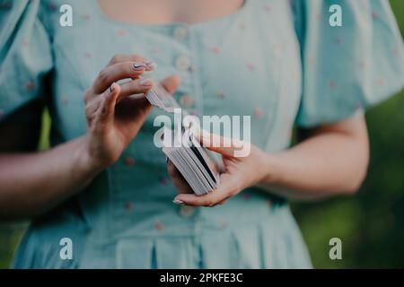 Une femme joue des cartes à jouer ou un jeu de tarot. Fortune Teller, moyen, divination Banque D'Images