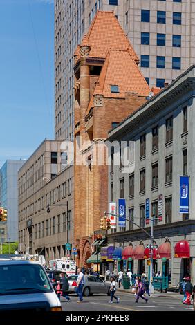 Le quartier général du vieux Brooklyn Fire Department, un monument roman de Richardsonian, a été restauré en 2015 et converti en appartements. Banque D'Images