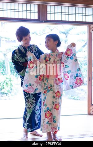 Fille s'habillée dans un yukata Banque D'Images