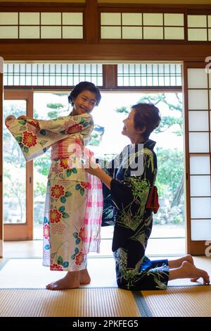 Fille s'habillée dans un yukata Banque D'Images