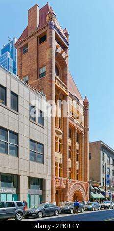 Le quartier général du vieux Brooklyn Fire Department, un monument roman de Richardsonian, a été restauré en 2015 et converti en appartements. Banque D'Images