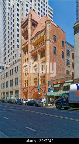 Le quartier général du vieux Brooklyn Fire Department, un monument roman de Richardsonian, a été restauré en 2015 et converti en appartements. Banque D'Images