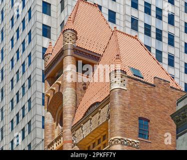 Le quartier général du vieux Brooklyn Fire Department, un monument roman de Richardsonian, a été restauré en 2015 et converti en appartements. Banque D'Images