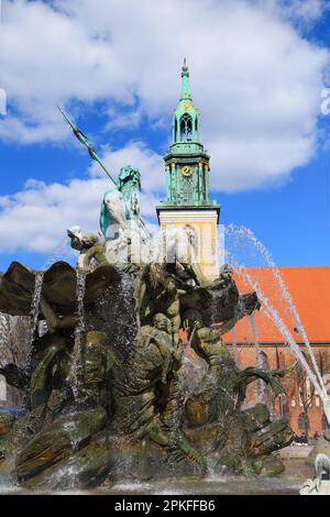 Fontaine de Neptune avec la rue Eglise de Marie en arrière-plan, Berlin - Allemagne Banque D'Images