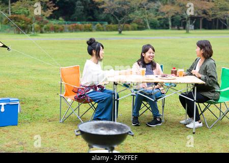 Femme appréciant au camping Banque D'Images