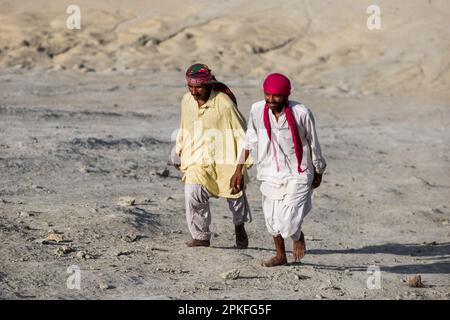 Hingol Pakistan Mars 2022, les pèlerins yatris hindous visitent les volcans de boue qui sont situés dans le village de Sapard et y exécutent certains pujas et rituels Banque D'Images