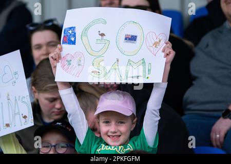 Wimbledon, Londres, Royaume-Uni. 7 avril 2023. Un jeune fan de football australien tient un panneau pour montrer son soutien à l'équipe nationale féminine de Commbank Australia Matilda v Scotland au stade The Cherry Red Records, Plough Lane Wimbledon Credit: amer ghazzal/Alay Live News Banque D'Images