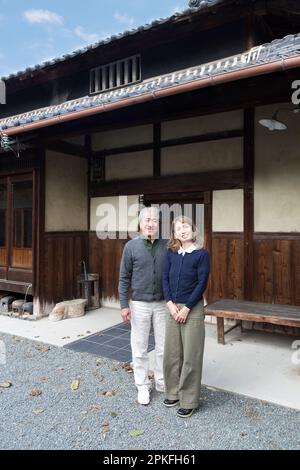 Un couple senior dans une maison de campagne Banque D'Images