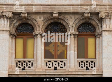 Sliema, Malte - 12 novembre 2022 : fenêtres voûtées avec pilastres ioniques sur l'église paroissiale de Jésus-Nazareth Banque D'Images