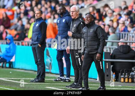 Mick McCarthy Manager de Blackpool donne des instructions à son équipe lors du match de championnat Sky Bet Blackpool vs Cardiff City à Bloomfield Road, Blackpool, Royaume-Uni, 7th avril 2023 (photo de Craig Thomas/News Images) Banque D'Images