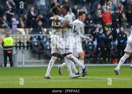 Mo EISA célèbre après avoir marqué les dons de Milton Keynes et s'égalise pour porter le score à 1 - 1 contre Portsmouth, lors de la deuxième moitié du match Sky Bet League 1 entre MK Dons et Portsmouth au stade MK, Milton Keynes, le vendredi 7th avril 2023. (Photo : John Cripps | MI News) Credit : MI News & Sport /Alay Live News Banque D'Images