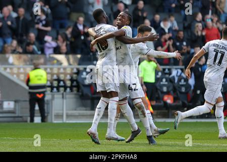 Mo EISA célèbre après avoir marqué les dons de Milton Keynes et s'égalise pour porter le score à 1 - 1 contre Portsmouth, lors de la deuxième moitié du match Sky Bet League 1 entre MK Dons et Portsmouth au stade MK, Milton Keynes, le vendredi 7th avril 2023. (Photo : John Cripps | MI News) Credit : MI News & Sport /Alay Live News Banque D'Images