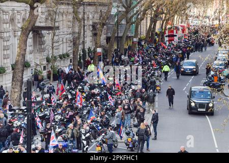 Londres, Angleterre, Royaume-Uni. 7th avril 2023. Les motards de Rolling Thunder se rassemblent près de Trafalgar Square pendant le Ride of respect pour feu la reine Elizabeth II Rolling Thunder est un groupe d'anciens combattants de l'armée britannique et de partisans civils, qui sont tous des motards, qui font campagne pour mettre fin aux poursuites contre les anciens combattants qui ont participé à l'opération des Forces armées britanniques en Irlande du Nord de 1969 à 2007. (Credit image: © Vuk Valcic/ZUMA Press Wire) USAGE ÉDITORIAL SEULEMENT! Non destiné À un usage commercial ! Crédit : ZUMA Press, Inc./Alay Live News Banque D'Images