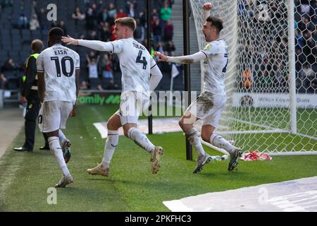 Mo EISA célèbre après avoir marqué les dons de Milton Keynes et s'égalise pour porter le score à 1 - 1 contre Portsmouth, lors de la deuxième moitié du match Sky Bet League 1 entre MK Dons et Portsmouth au stade MK, Milton Keynes, le vendredi 7th avril 2023. (Photo : John Cripps | MI News) Credit : MI News & Sport /Alay Live News Banque D'Images