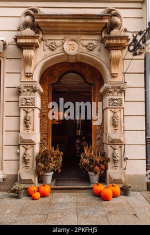 Ancienne porte texturée rouge colorée dans un mur en pierre, Gdansk, Pologne Europe. Décor festif pour la saison d'automne, Thanksgiving, Halloween vacances. Banque D'Images