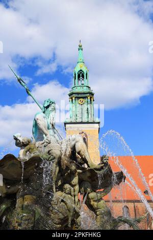 Fontaine de Neptune avec la rue Eglise de Marie en arrière-plan, Berlin - Allemagne Banque D'Images