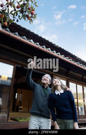 Un couple senior dans une maison de campagne. Banque D'Images