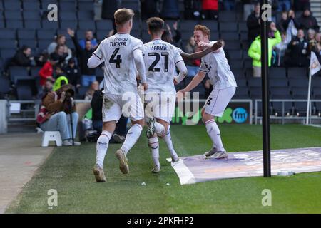 Mo EISA célèbre après avoir marqué les dons de Milton Keynes et s'égalise pour porter le score à 1 - 1 contre Portsmouth, lors de la deuxième moitié du match Sky Bet League 1 entre MK Dons et Portsmouth au stade MK, Milton Keynes, le vendredi 7th avril 2023. (Photo : John Cripps | MI News) Credit : MI News & Sport /Alay Live News Banque D'Images